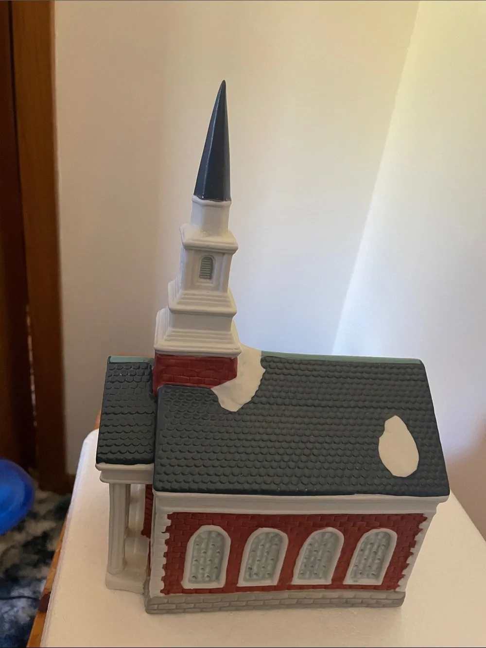 Dickens keepsake porcelain/ceramic lighted church (1 church)